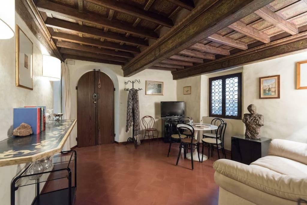 Renaissance Apartment *